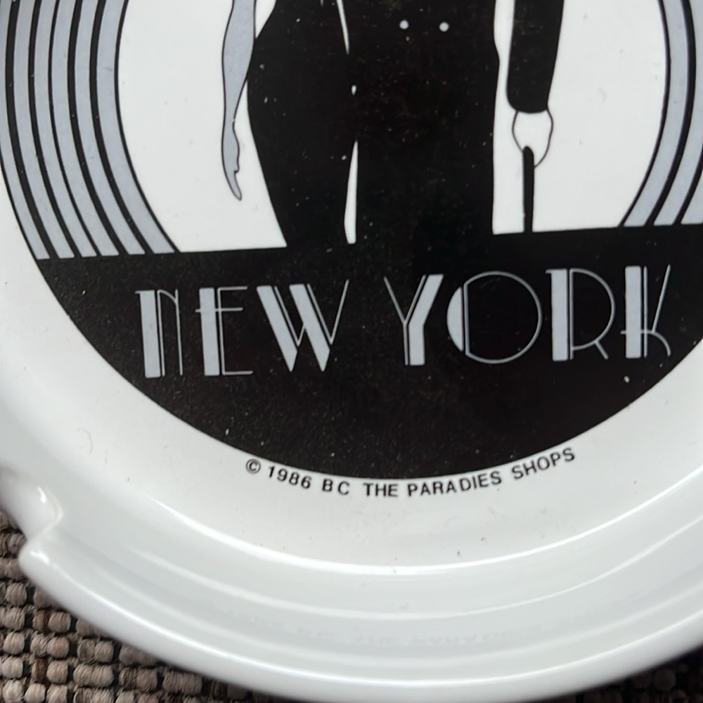 New York Themed Ashtray - Picture 2 of 5